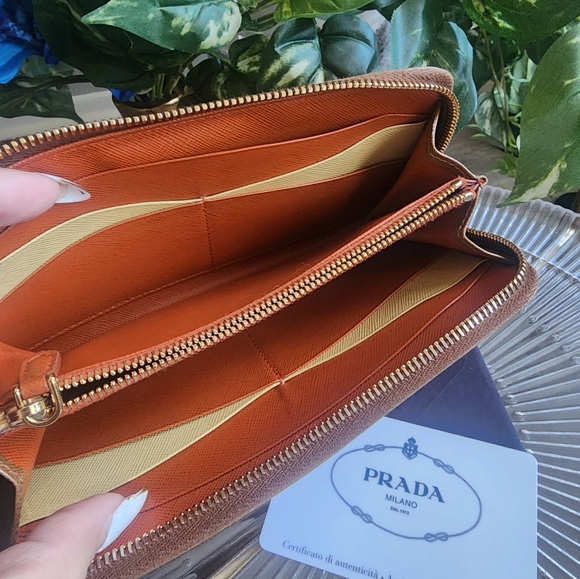 Authentic Prada Saffiano zippy wallet - Picture 10 of 12